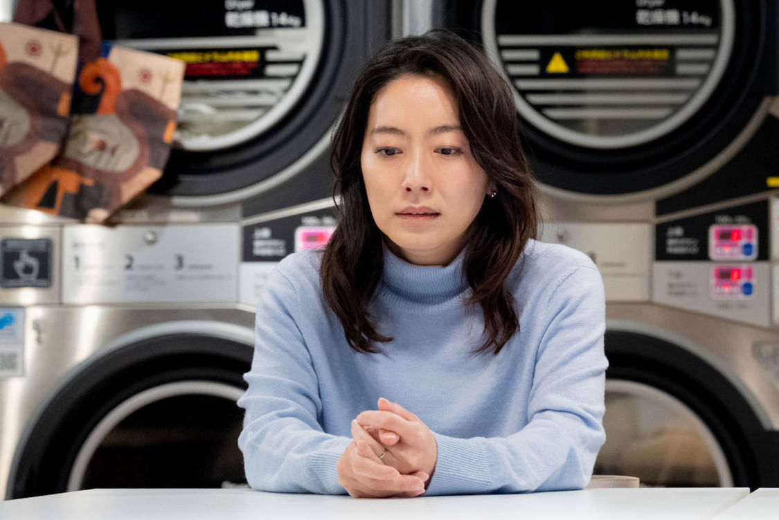 映画『コーヒーはホワイトで』場面写真より（©️映画「コーヒーはホワイトで」製作委員会）