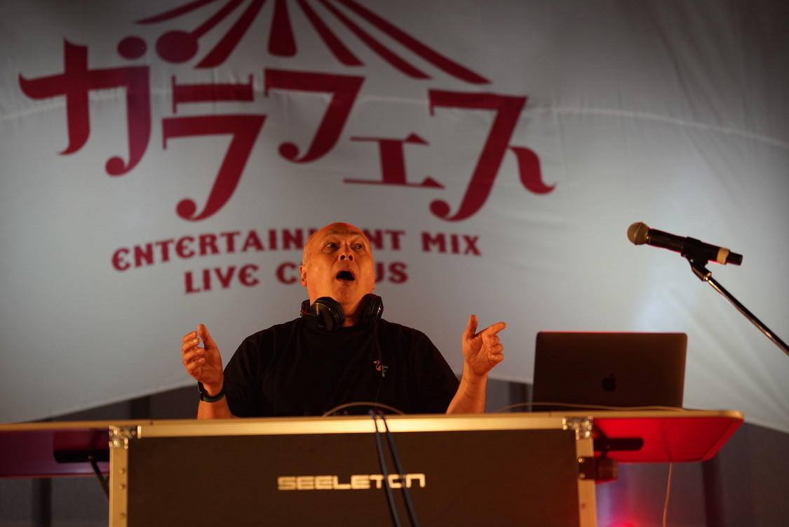 モーリー・ロバートソン＜ケンズカフェ東京 PRESENTS ガラフェス 〜日比谷野音 デリシャスサンデー〜＞日比谷野外大音楽堂（2023年12月17日）