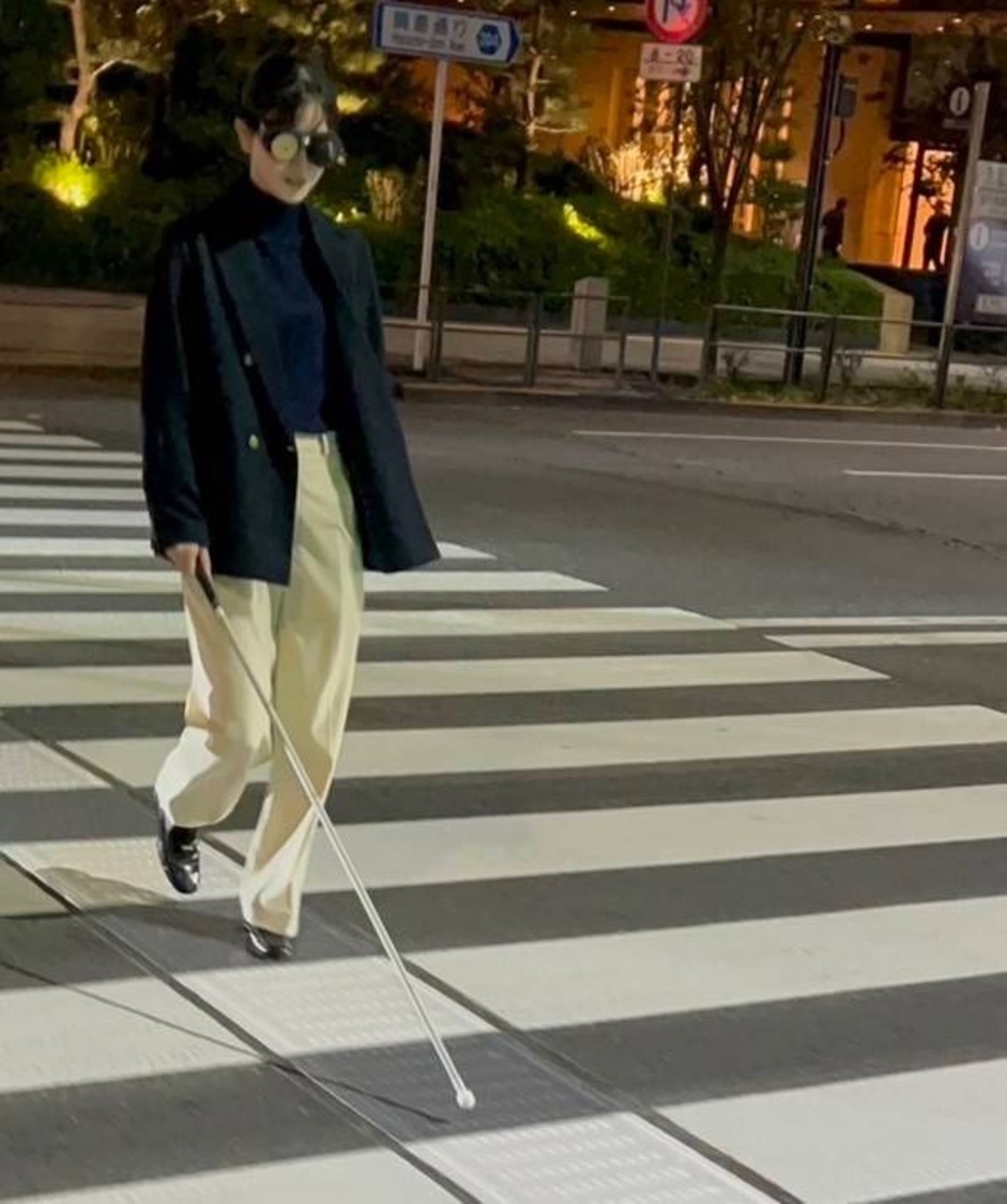 久保史緒里 白杖体験取材