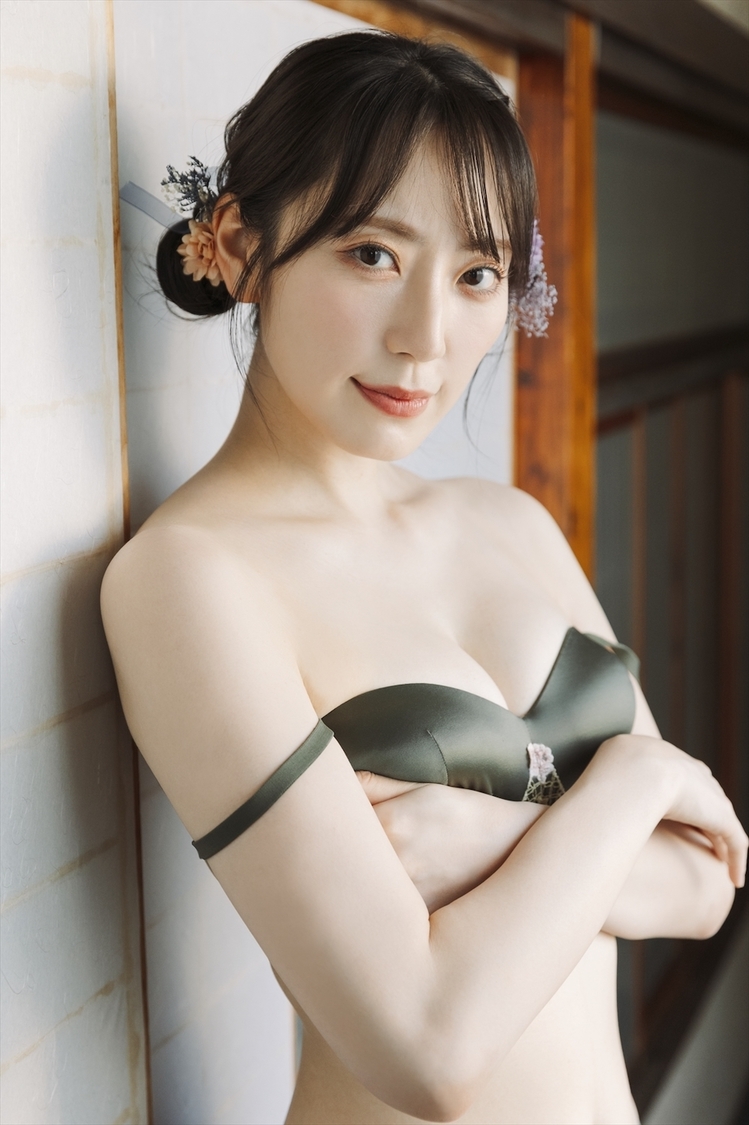 『松井咲子 3rd 写真集 妄想椿』より（©️KADOKAWA ©️SOMEDAY 撮影：下田直樹）