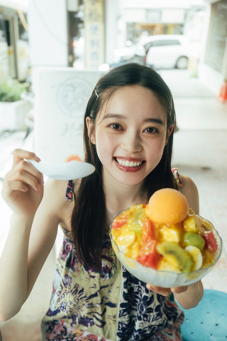 『髙石あかりファースト写真集 幻灯』より