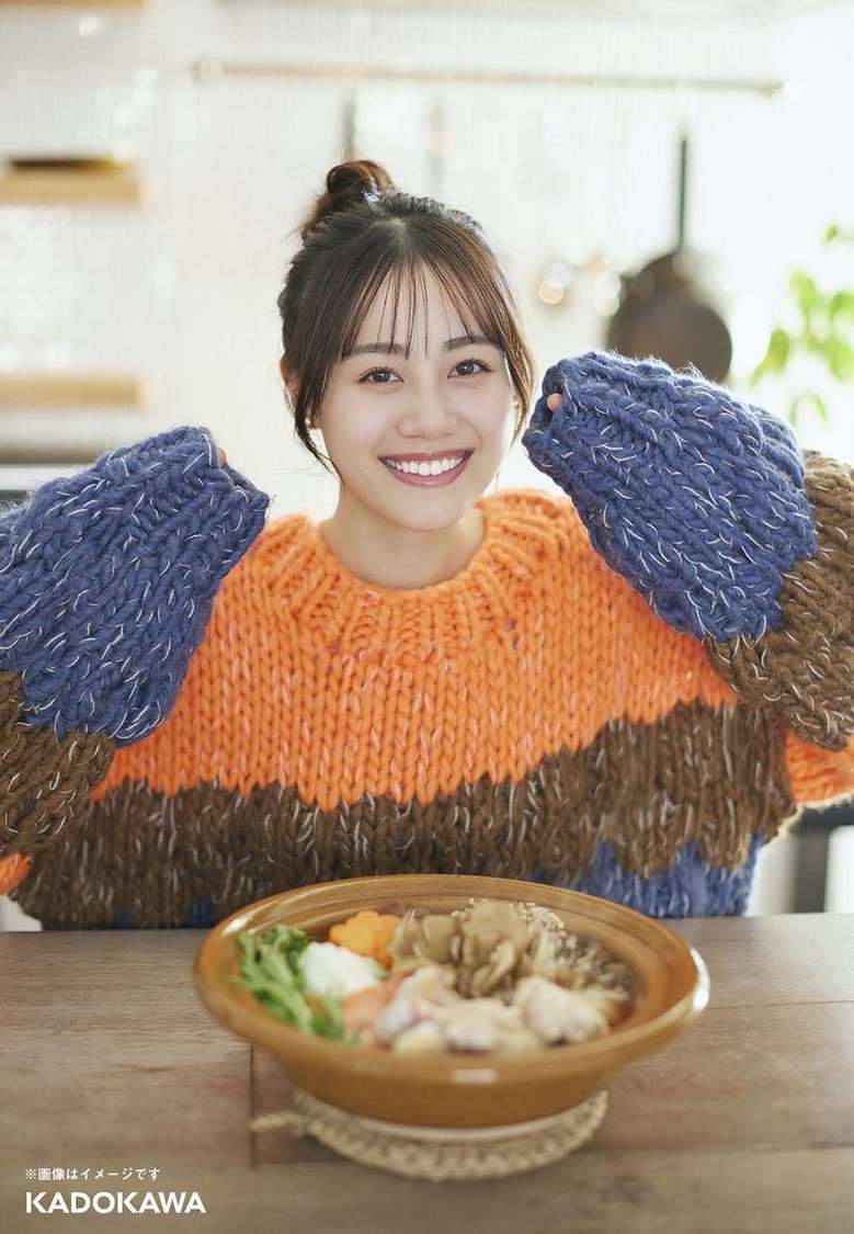 伊藤美来 カレンダー 2024.04-2025.03（eat ver.）／撮影：藤城貴則