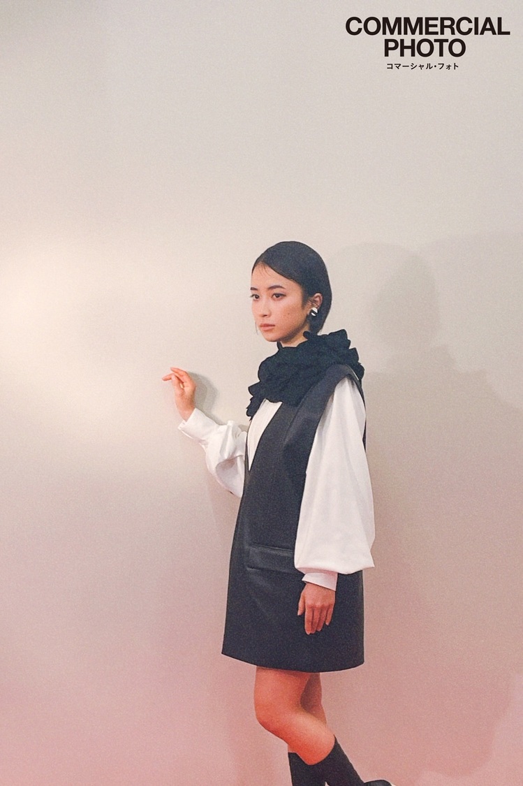 藤﨑ゆみあ『コマーシャル・フォト2024年2月号』メイキングカット／ⒸCOMMERCIAL PHOTO