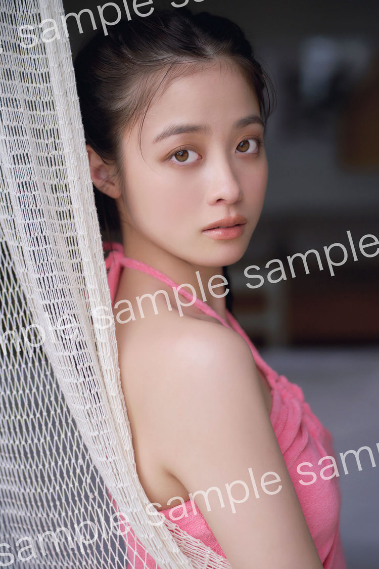 『橋本環奈写真集　カレイドスコープ』ランダム封入特典ポストカード