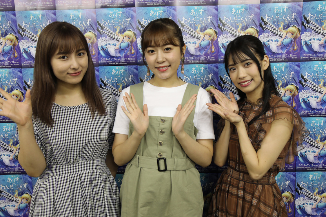 左から、與儀ケイラ、多田愛佳、岡本尚子
