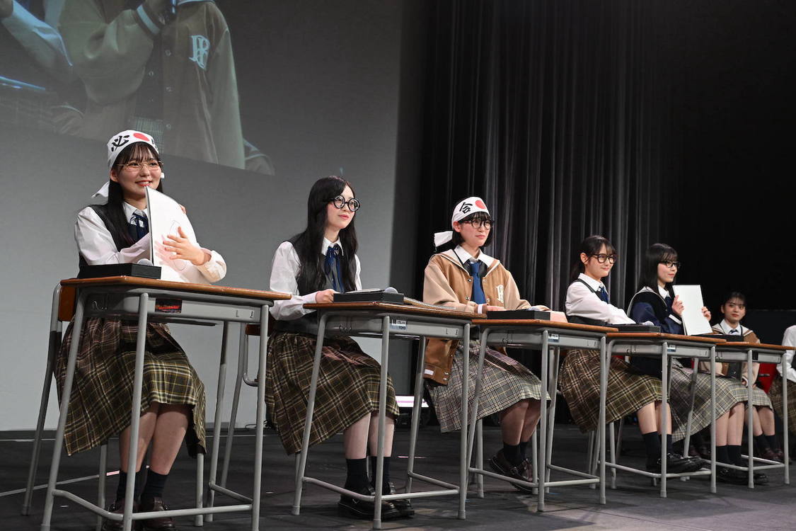 中間テストを受けるメンバー