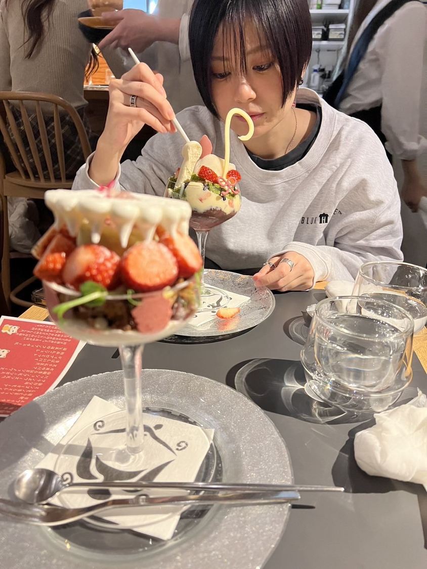 1つ2,500円もするパフェを食べました。あまりに高い！ 美味かったけど。