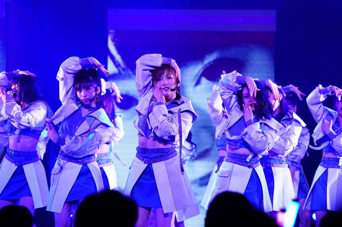 岡田奈々（写真中央）