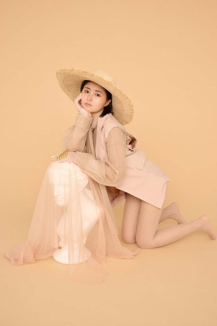 『頓知気さきな CALENDAR BOOK 2024.04-2025.03』（東京ニュース通信社刊／撮影：オノツトム）