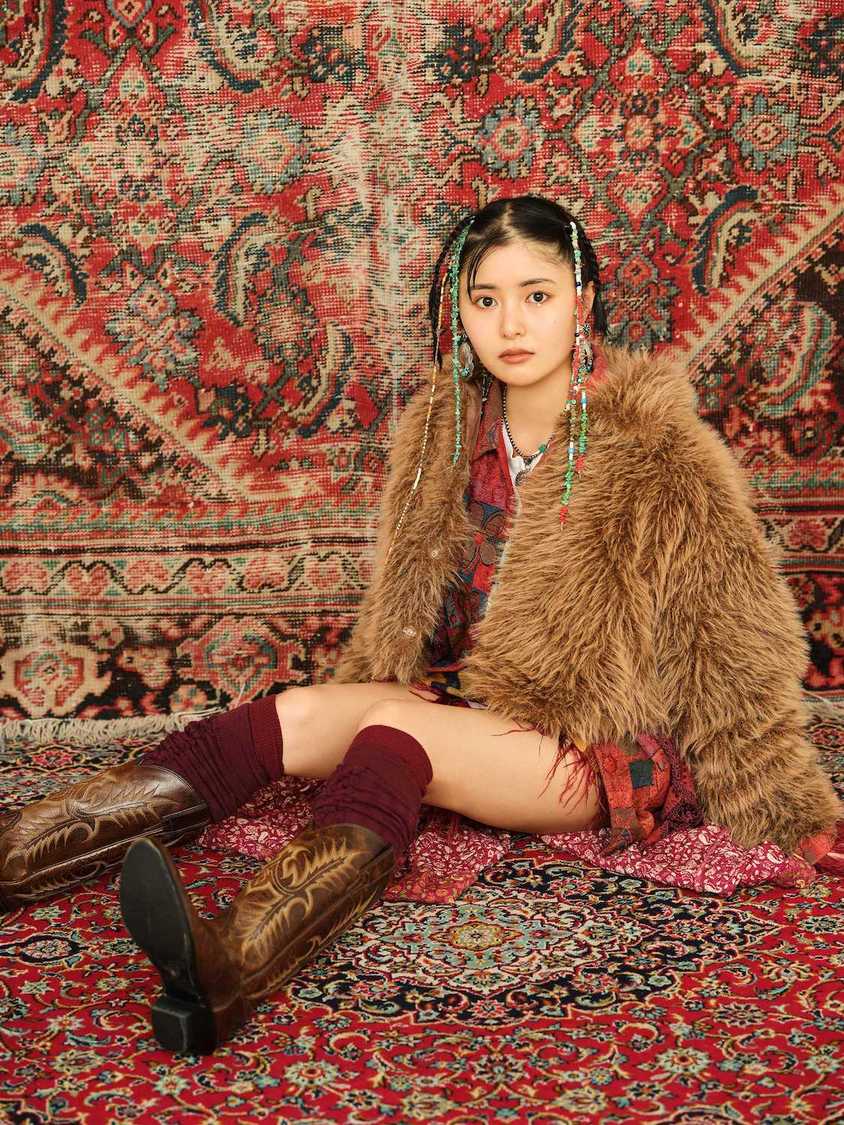 『頓知気さきな CALENDAR BOOK 2024.04-2025.03』（東京ニュース通信社刊／撮影：オノツトム）