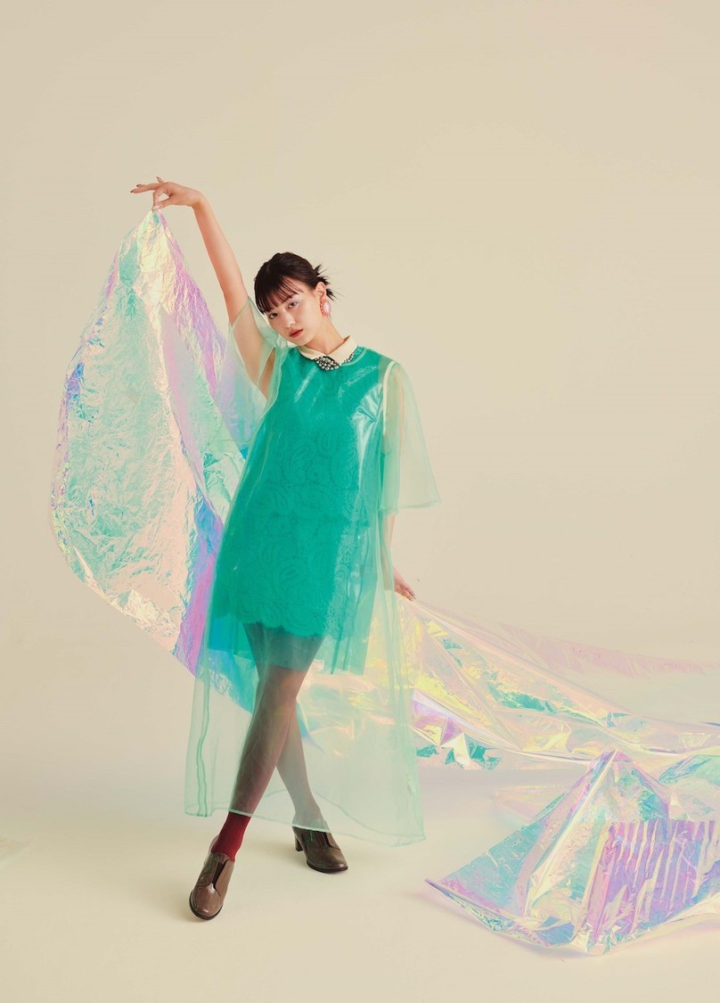 『鶴嶋乃愛 1stフォトエッセイ 微睡む花の様に』（東京ニュース通信社刊）