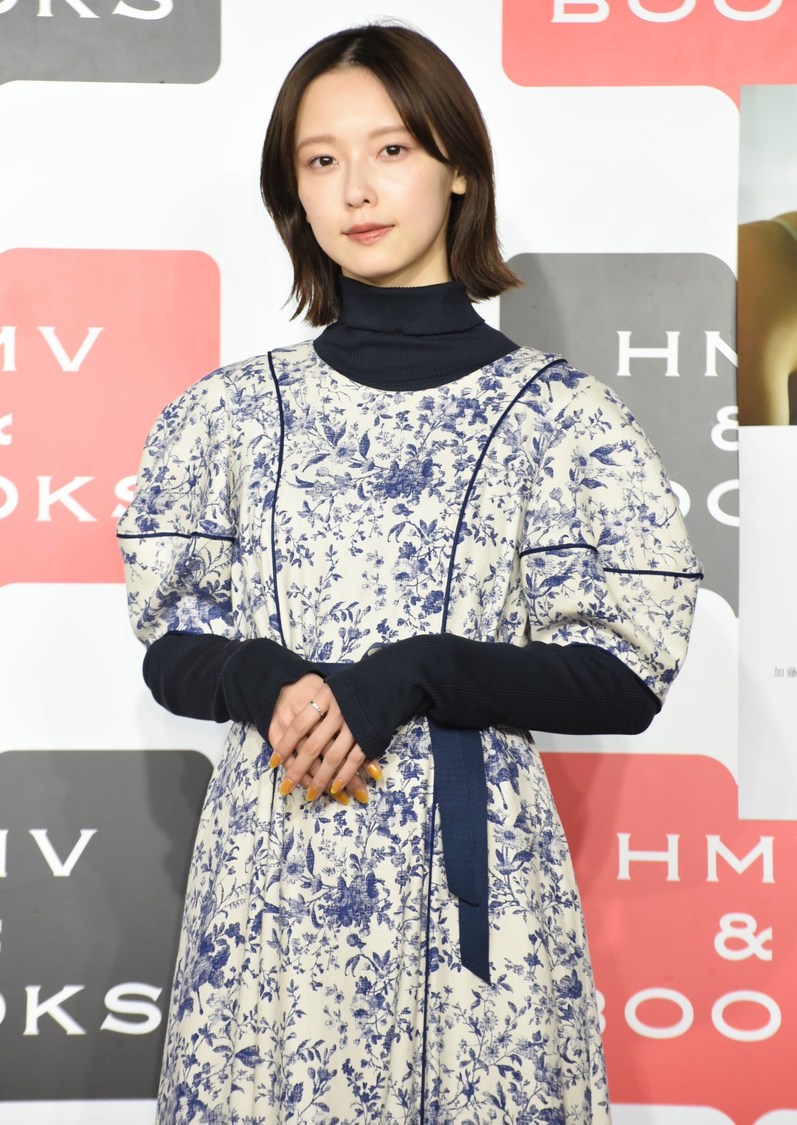 『加藤小夏 写真集 二日月』（東京ニュース通信社刊）