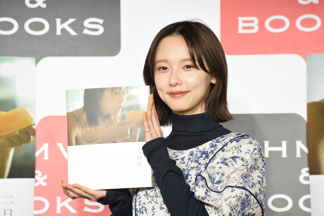 『加藤小夏 写真集 二日月』（東京ニュース通信社刊）