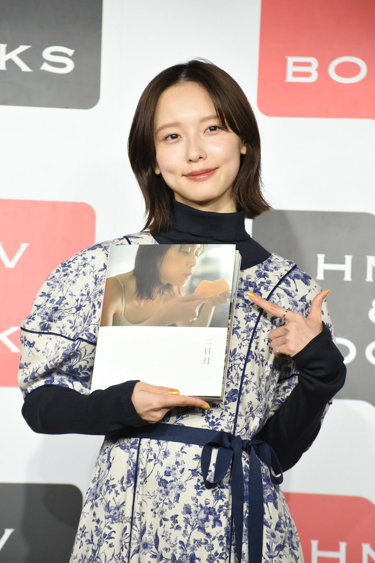 『加藤小夏 写真集 二日月』（東京ニュース通信社刊）