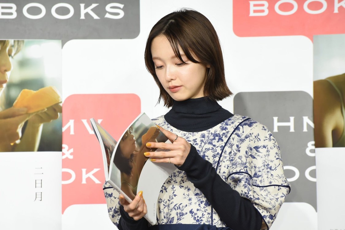 『加藤小夏 写真集 二日月』（東京ニュース通信社刊）