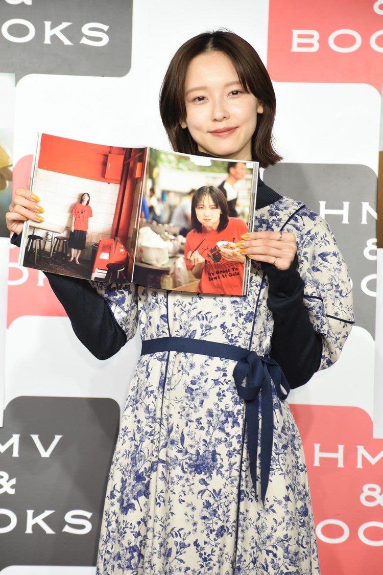 『加藤小夏 写真集 二日月』（東京ニュース通信社刊）