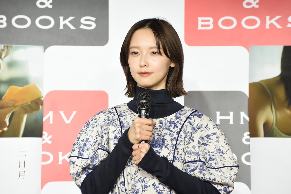 『加藤小夏 写真集 二日月』（東京ニュース通信社刊）