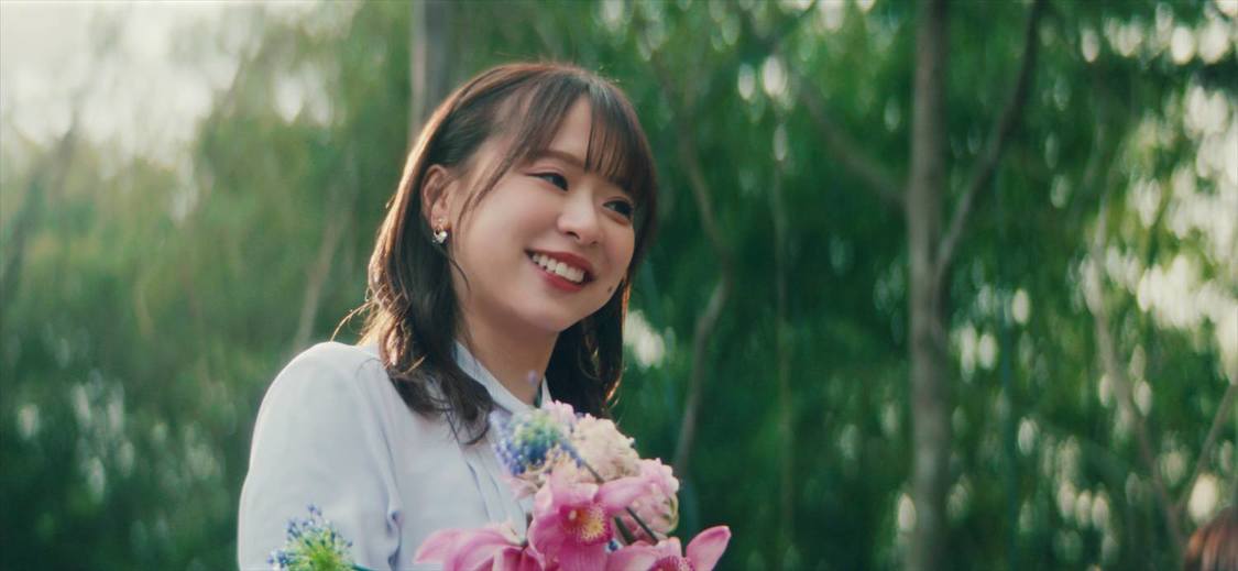 AKB48「カラコンウインク」MVより（ⒸAKB48）