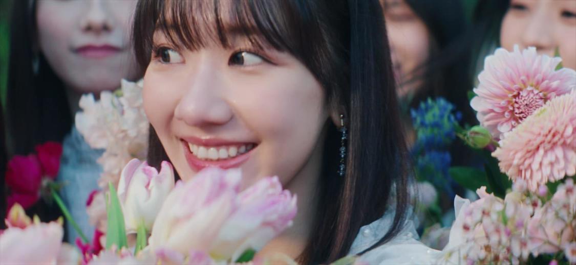 AKB48「カラコンウインク」MVより（ⒸAKB48）