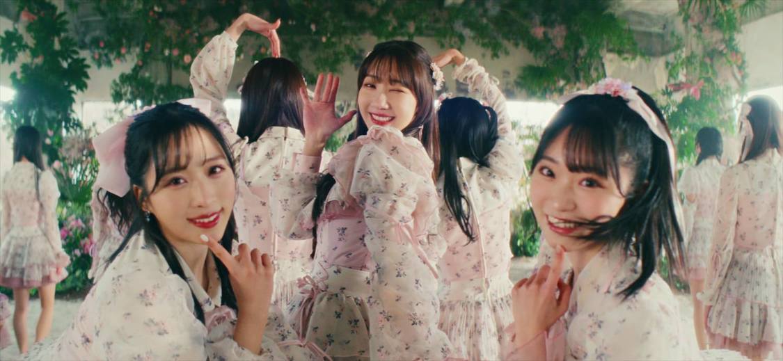 AKB48「カラコンウインク」MVより（ⒸAKB48）