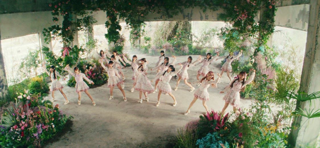 AKB48「カラコンウインク」MVより（ⒸAKB48）