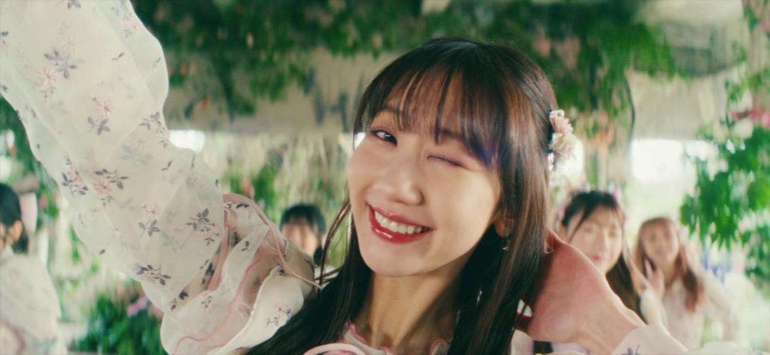 AKB48「カラコンウインク」MVより（ⒸAKB48）