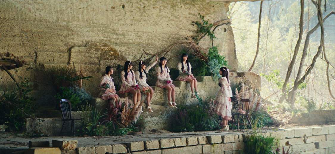 AKB48「カラコンウインク」MVより（ⒸAKB48）