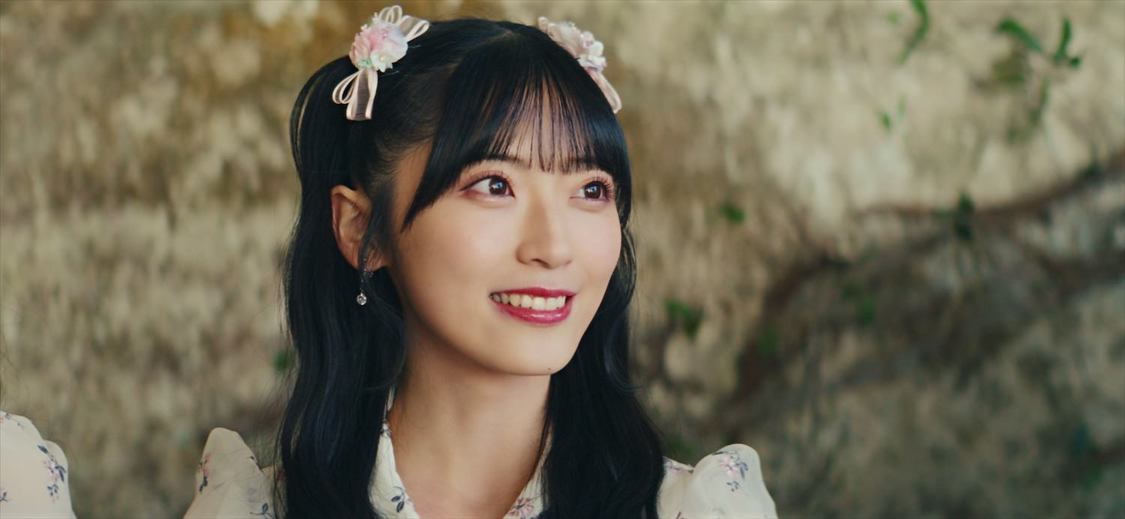 AKB48「カラコンウインク」MVより（ⒸAKB48）