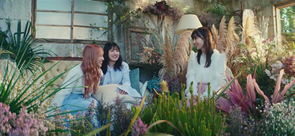 AKB48「カラコンウインク」MVより（ⒸAKB48）