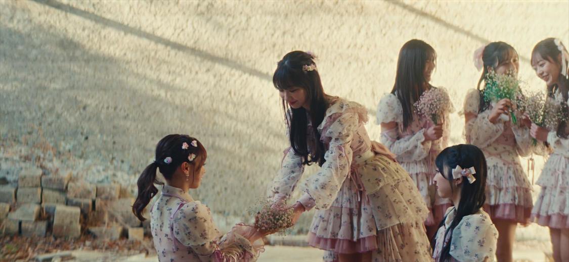 AKB48「カラコンウインク」MVより（ⒸAKB48）