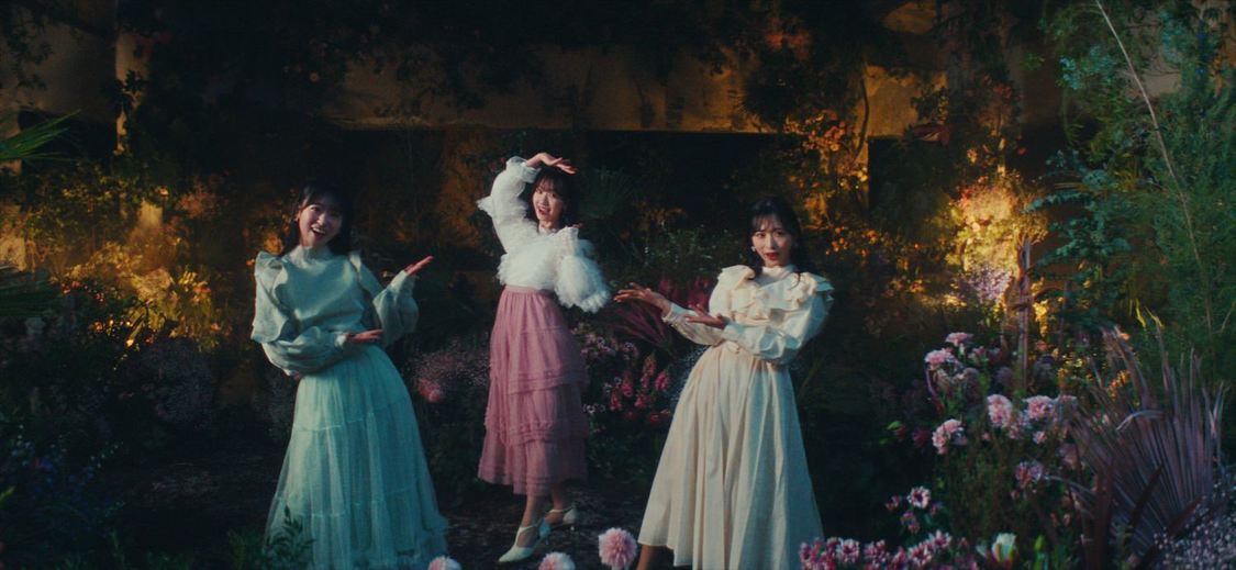 AKB48「カラコンウインク」MVより（ⒸAKB48）