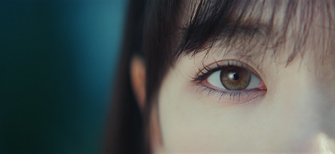 AKB48「カラコンウインク」MVより（ⒸAKB48）