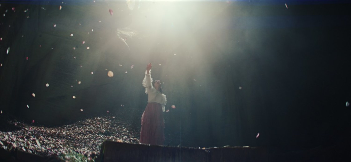 AKB48「カラコンウインク」MVより（ⒸAKB48）