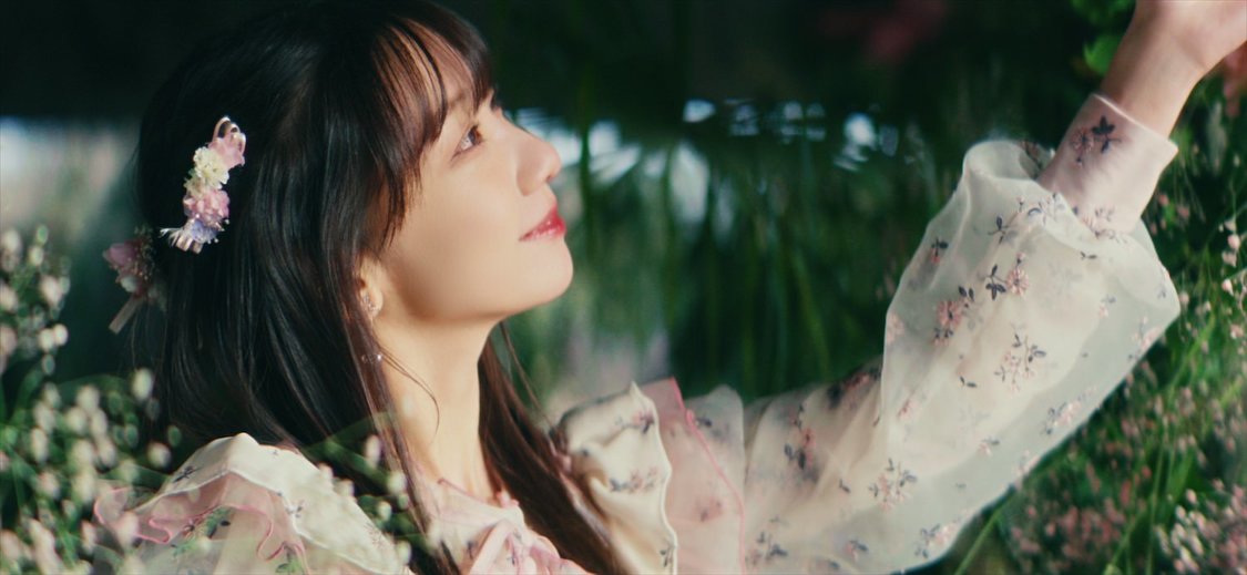 AKB48「カラコンウインク」MVより（ⒸAKB48）