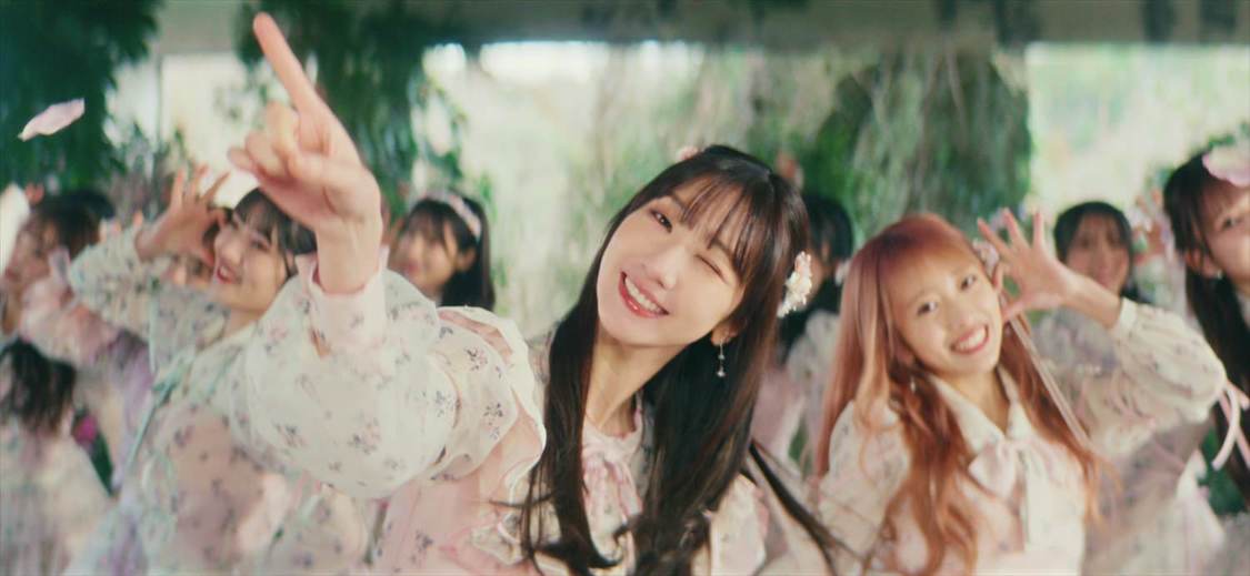 AKB48「カラコンウインク」MVより（ⒸAKB48）