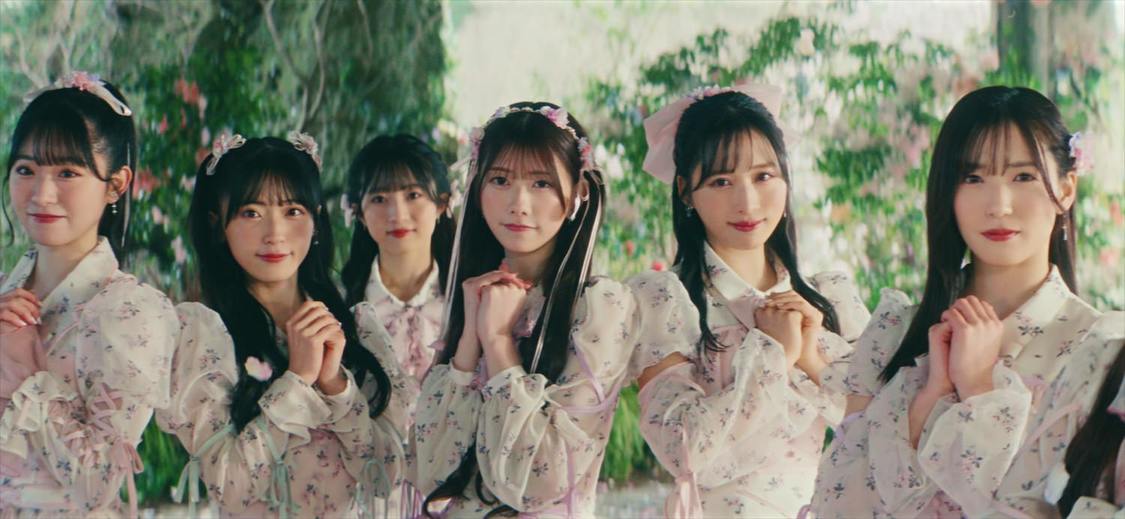 AKB48「カラコンウインク」MVより（ⒸAKB48）