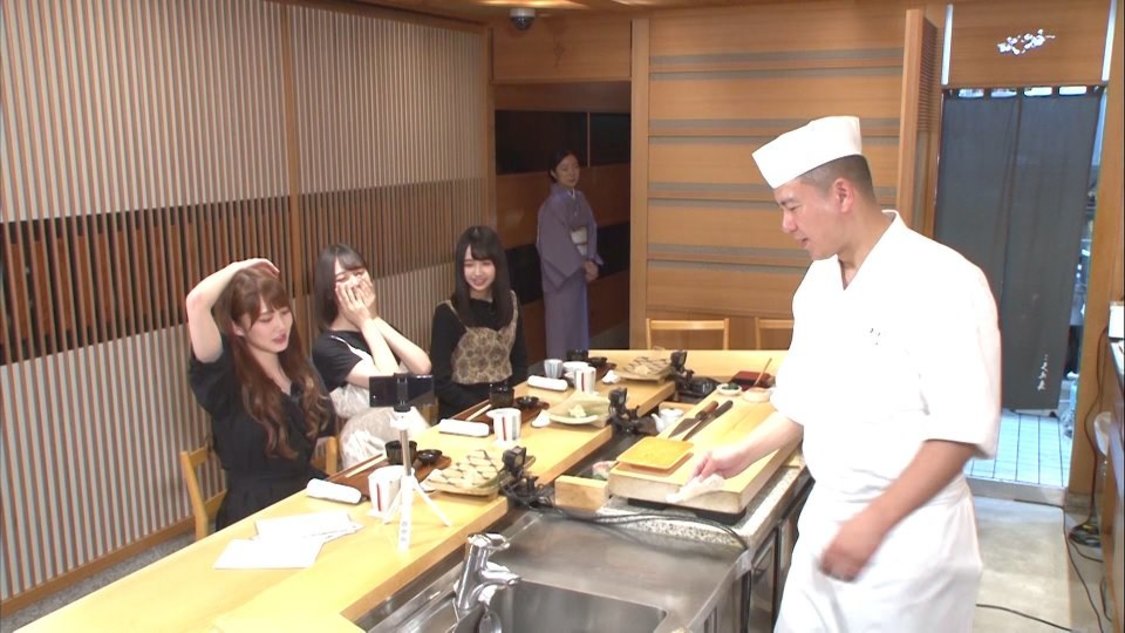 「はじめて超高級寿司屋に行ってみた」（加藤史帆、小坂菜緒、上村ひなの）