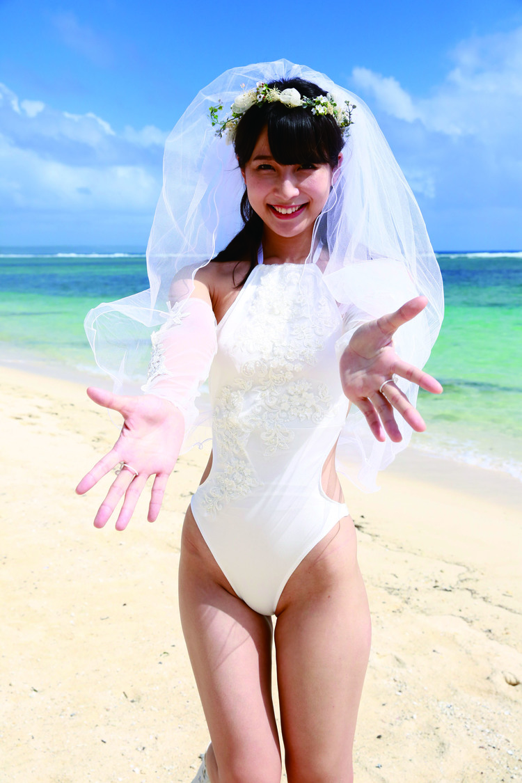 川崎あや『女王と蜜月』（撮影：中山雅文）