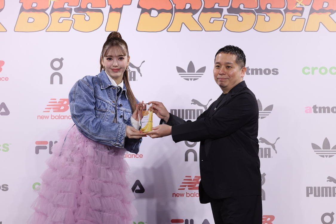 藤田ニコル＜atmos presents SNEAKER BEST DRESSER AWARD（スニーカーベストドレッサー賞）2024授賞式・記者発表会＞AOYAMA GRAND HALL（2024年2月22日）