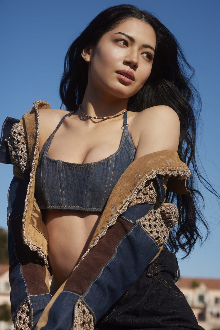 ギャビー1st写真集『FAITH』先行カット（(C)︎217…NINA／講談社）