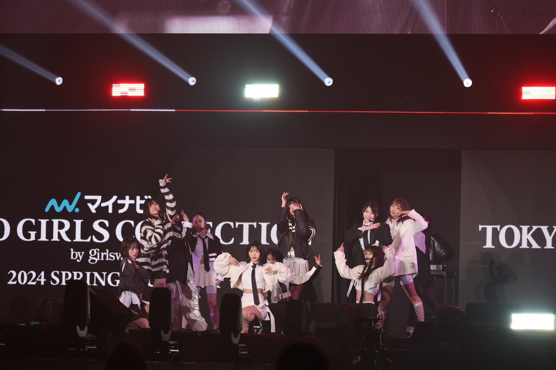 WHITE SCORPION＜第38回 マイナビ 東京ガールズコレクション 2024 SPRING/SUMMER＞国立代々木第一体育館（2024年3月2日／©マイナビ TOKYO GIRLS COLLECTION 2024 SPRING/SUMMER）