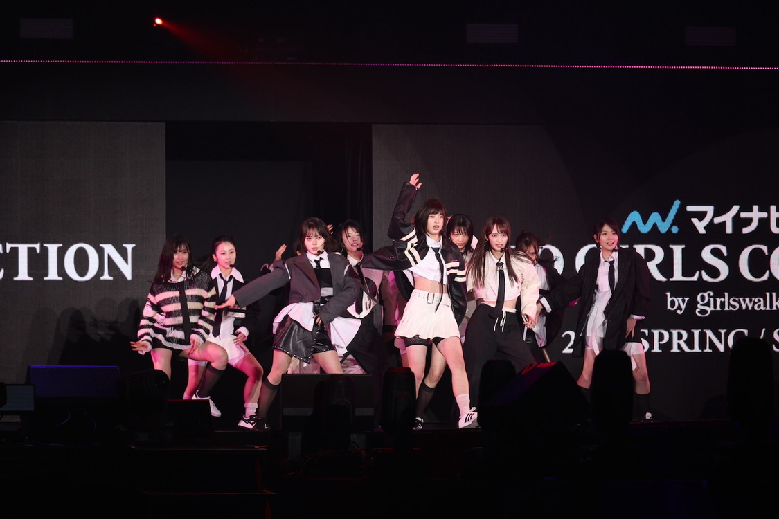 WHITE SCORPION＜第38回 マイナビ 東京ガールズコレクション 2024 SPRING/SUMMER＞国立代々木第一体育館（2024年3月2日／©マイナビ TOKYO GIRLS COLLECTION 2024 SPRING/SUMMER）