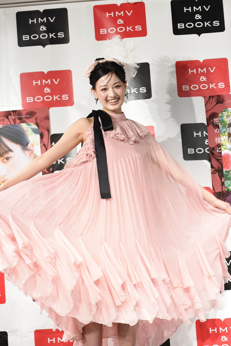 『鶴嶋乃愛 1stフォトエッセイ 微睡む花の様に』（東京ニュース通信社刊）