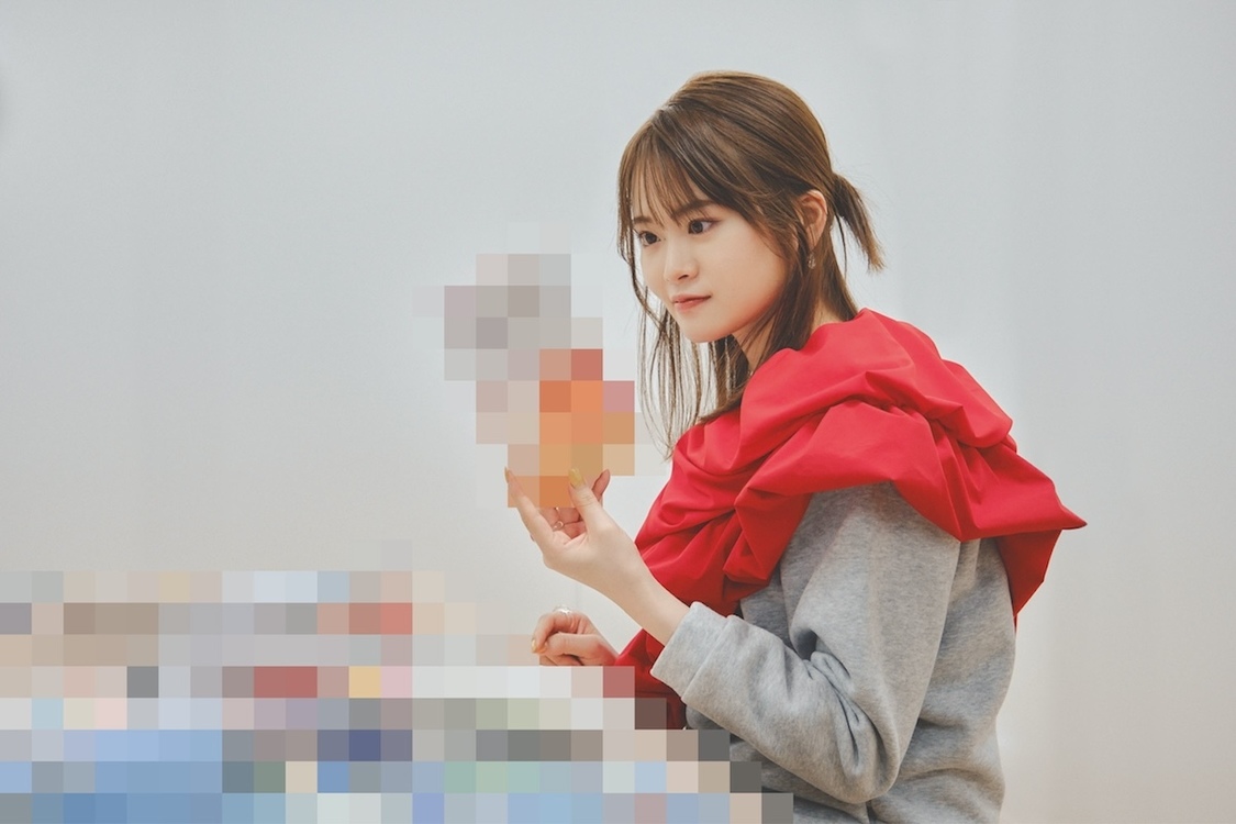 真剣に文房具をチェックする選考委員長