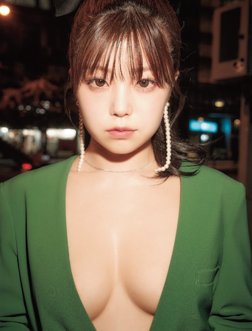 もも 1st写真集『すべてがMになる』より