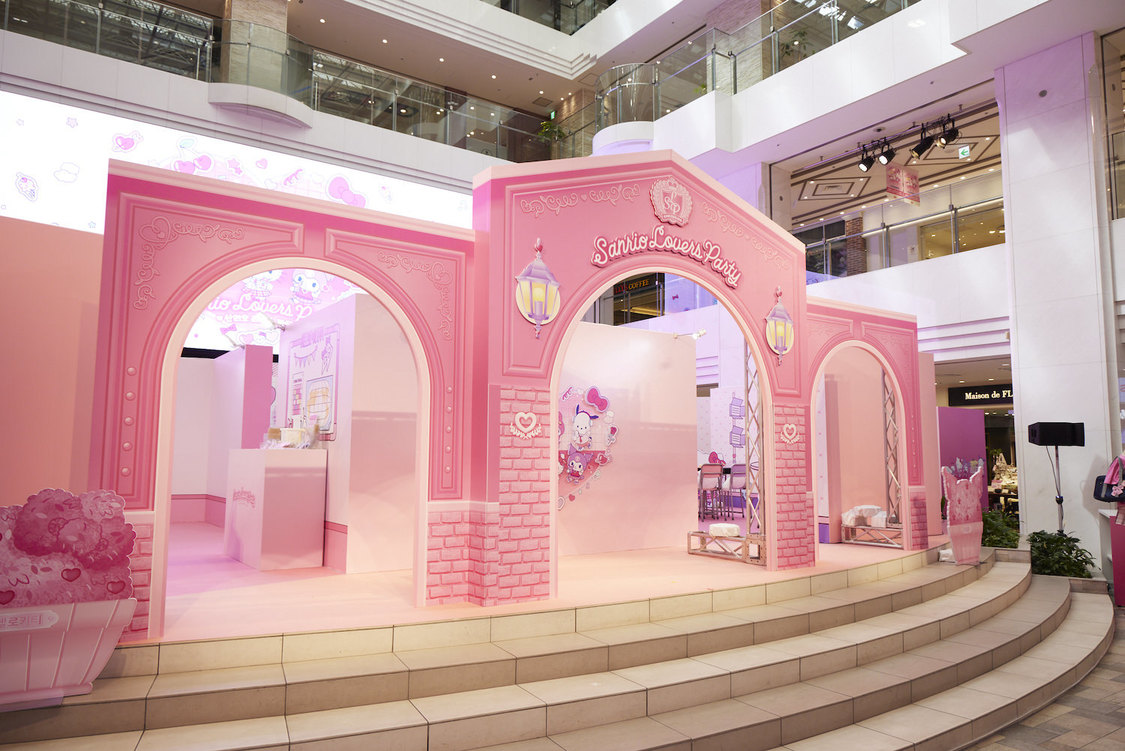 学校の校門をイメージしたフォトスポット（© 2024 SANRIO CO.,LTD. 著作(株)サンリオ）