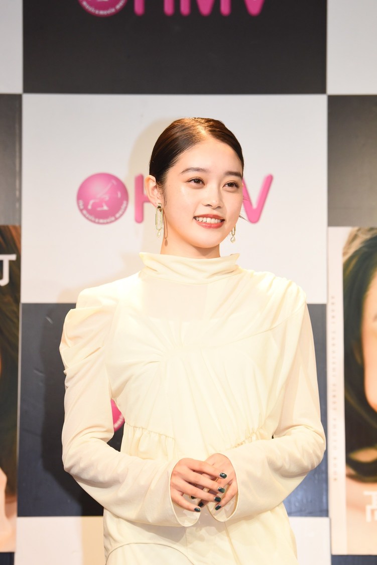 『髙石あかりファースト写真集　幻灯』（東京ニュース通信社刊） 