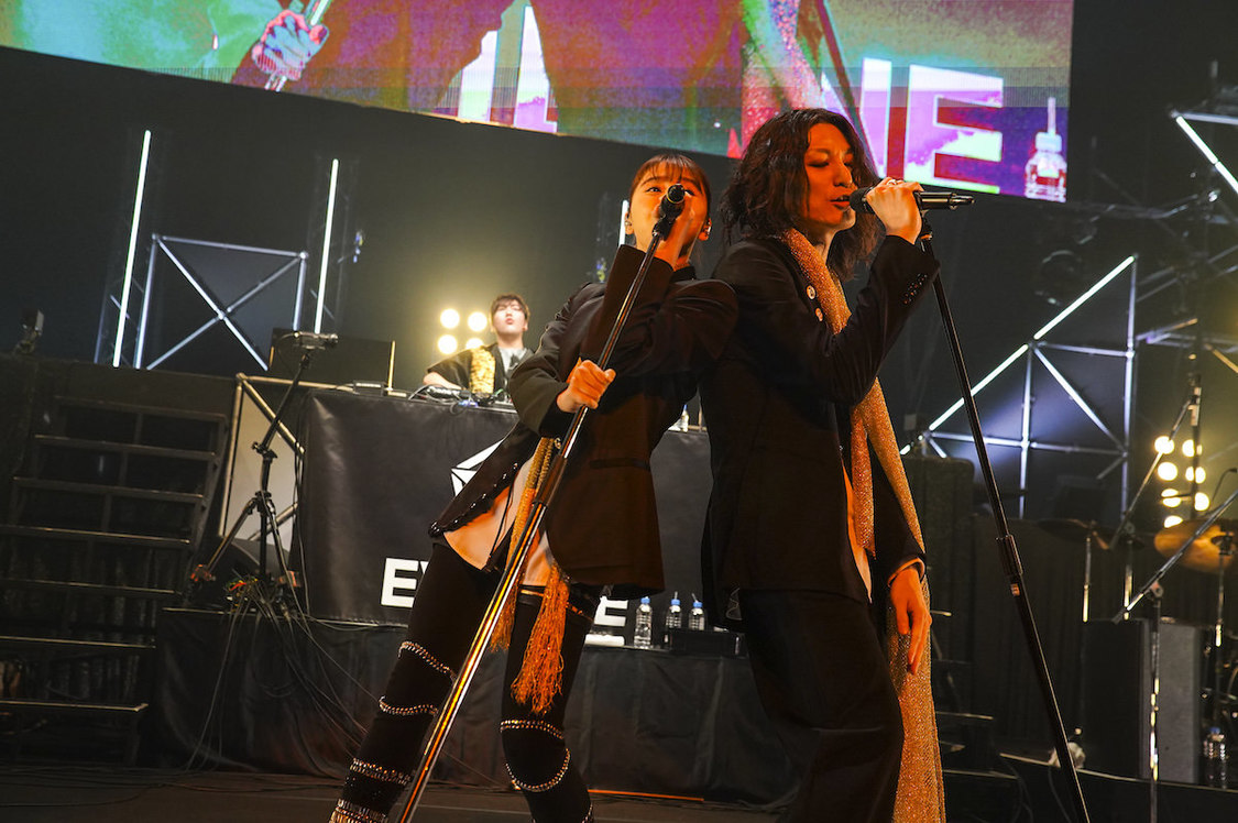 玉井詩織（ももいろクローバーZ）×ドレスコーズ×TeddyLoid｜＜EVIL LINE RECORDS 5th Anniversary FES.“EVIL A LIVE” 2019＞（写真提供：キングレコード）