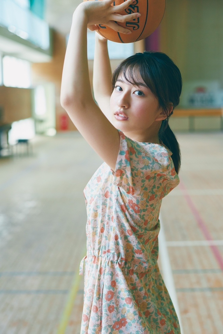 『斉藤里奈1st写真集「色彩」』より（©三瓶康友／週刊少年マガジン）