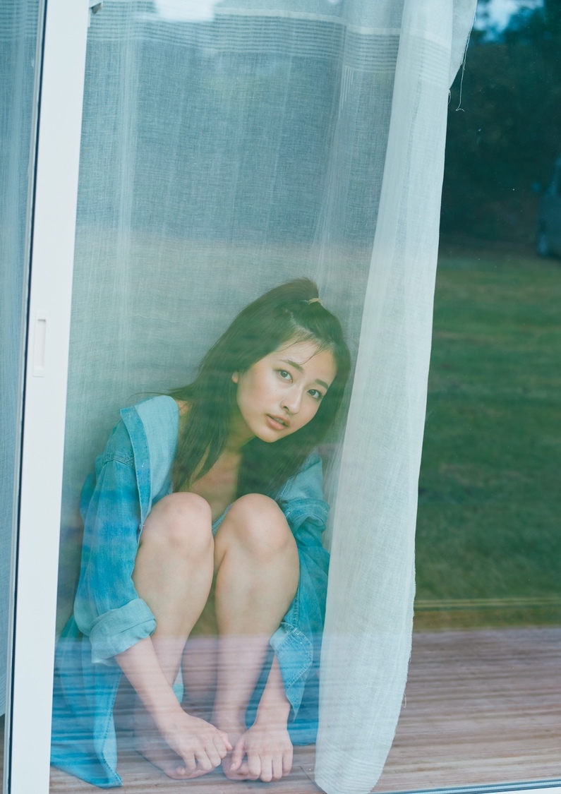 『斉藤里奈1st写真集「色彩」』より（©三瓶康友／週刊少年マガジン）